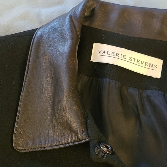 Black blazer jacket with snap closure - Picture 5 of 7